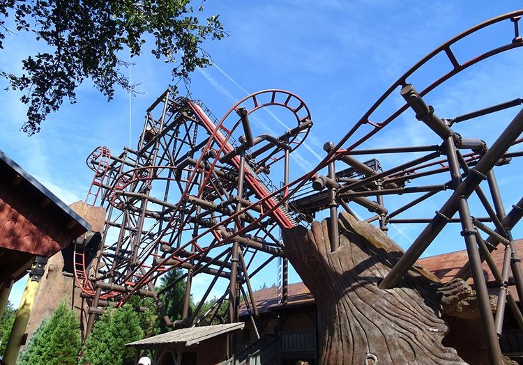 Les montagnes russes de l'attraction "Timber drop" du parc Fraispertuis City