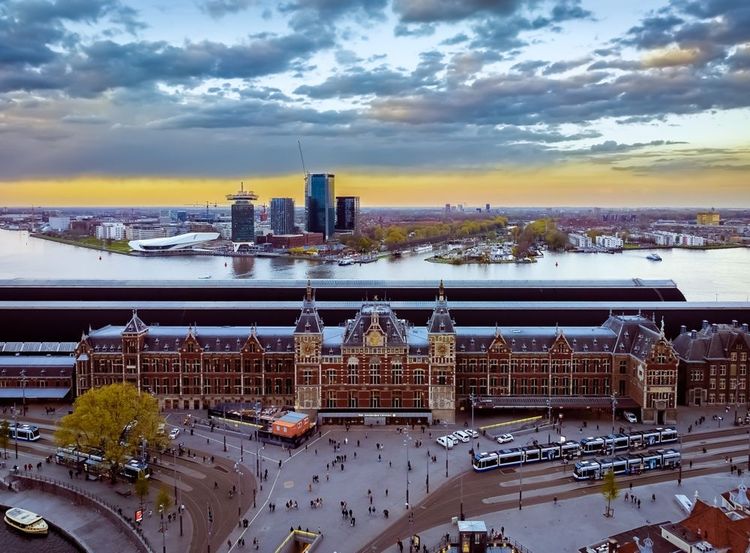 Une vue aérienne de la gare d'Amsterdam