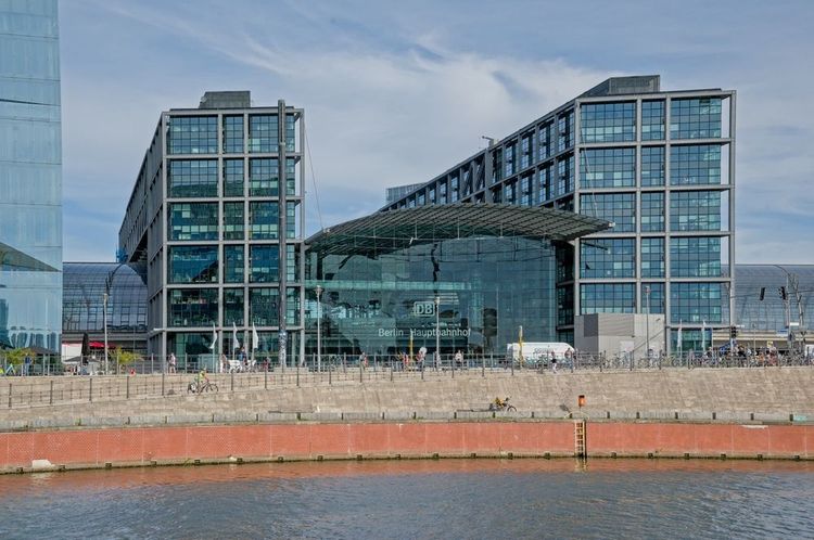 L'extérieur tout de verre de la gare centrale de Berlin