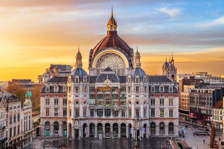 La gare d'Anvers et son coupole au coucher du soleil