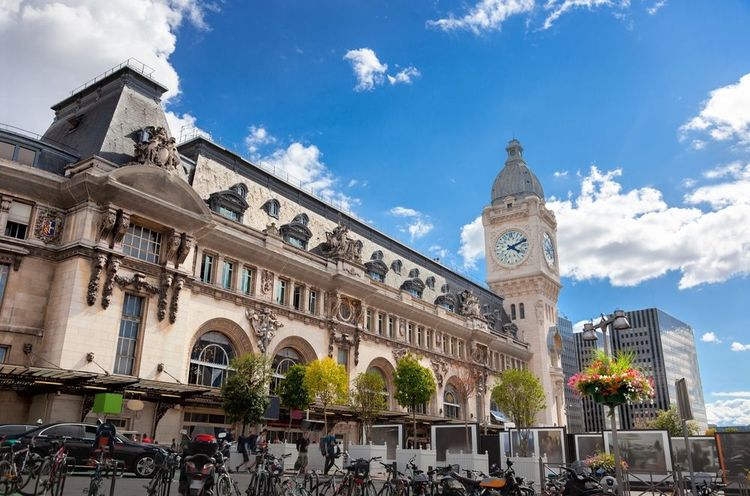 L'extérieur de la gare de Lyon à Paris