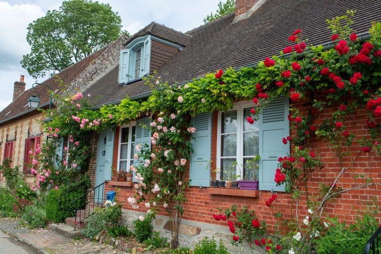 Une maison du village de Gerberoy encadrées par quelques roses