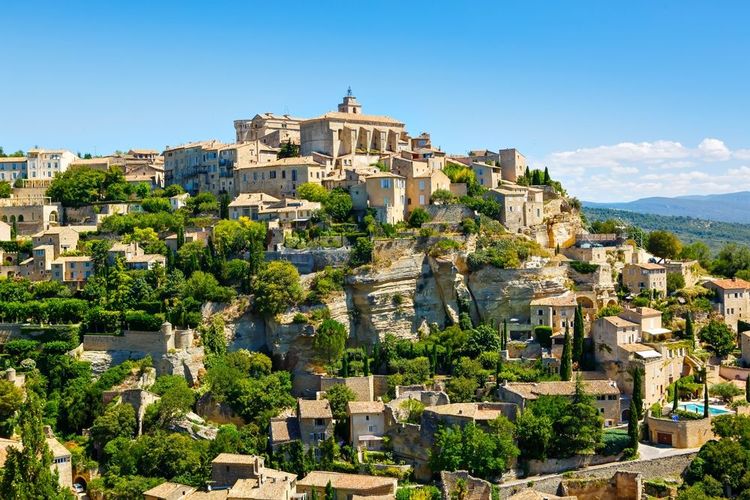 Vue aérienne sur Gordes et l'église Saint Firmin