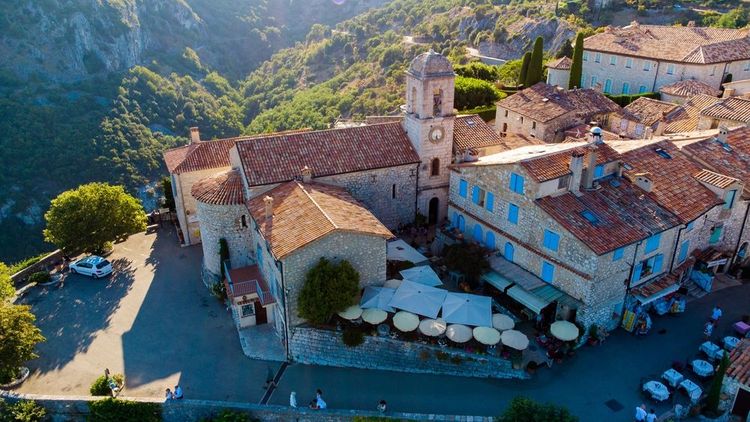 Vue sur l'église médiévale de Gourdon