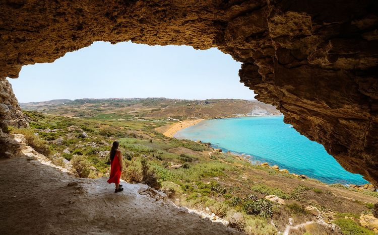 La grotte de Tal Mixta donnant sur la plage de Ramla Bay