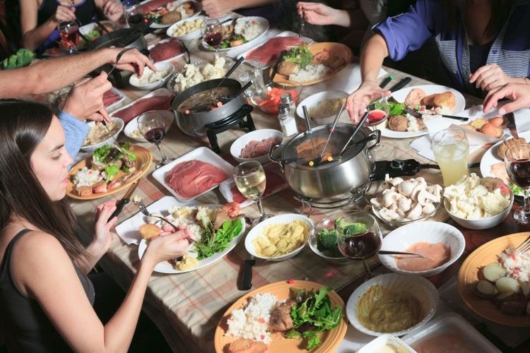 Les grands repas et leur lot de discussion sur la cuisson de la viande, la recette, etc. © lopolo/123RF