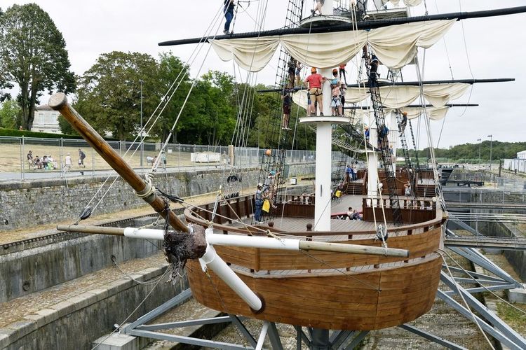 Montée de l'Hermione dans le port de Rochefort