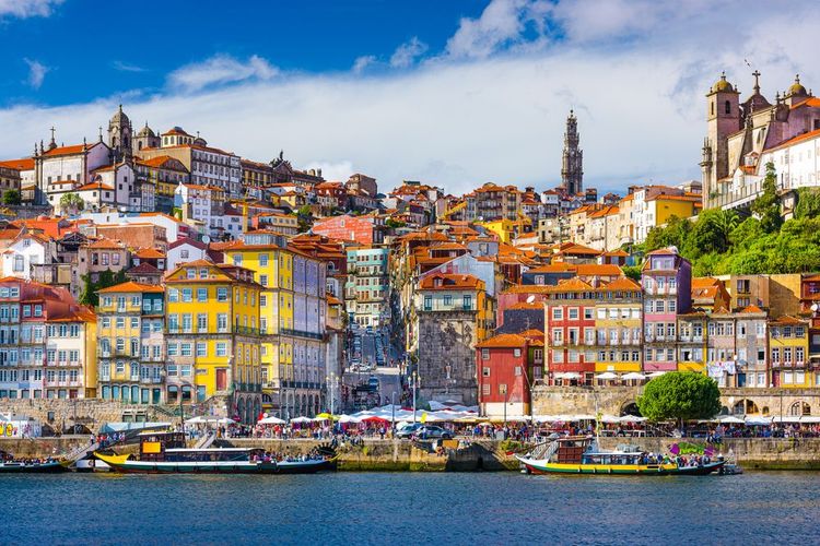 Image de Porto surplombant le fleuve Douro au Portugal