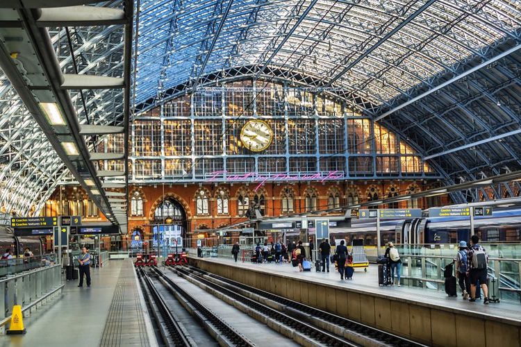 L'intérieur de la gare de la gare de Londres Saint Pancras