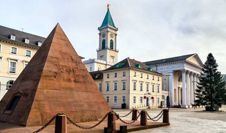 La pyramide et l'église évangéliste sur la place du marché de Karlsruhe