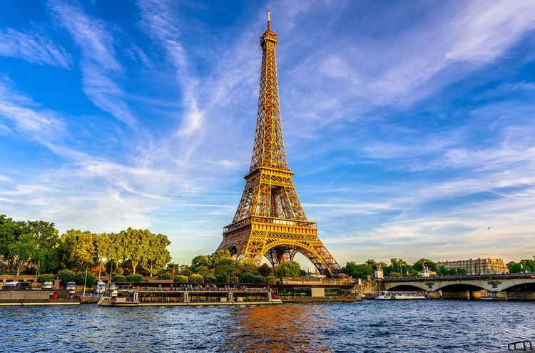 La Tour Eiffel vue de la Seine, Paris, France