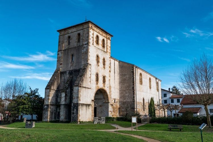 La chiesa di Saint-Pée-sur-Nivelle, Paesi Baschi, Francia