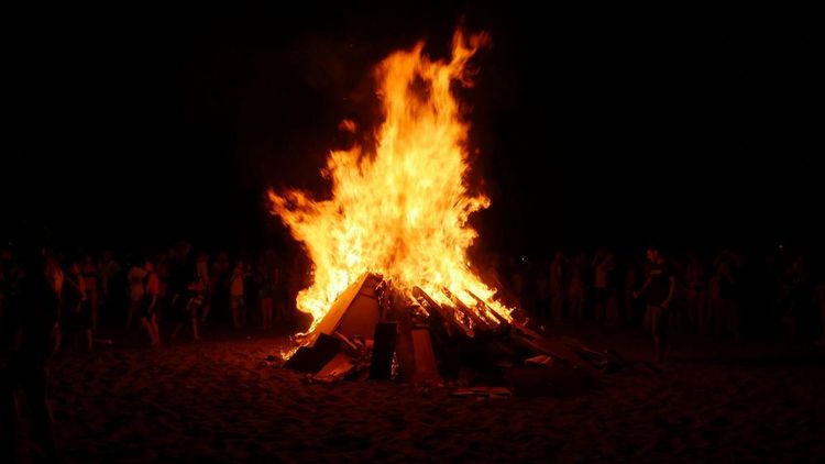 L'embrasement du feu de la Saint-Jean.