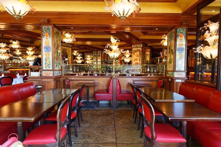L'intérieur du restaurant Au Pied de Cochon à Paris