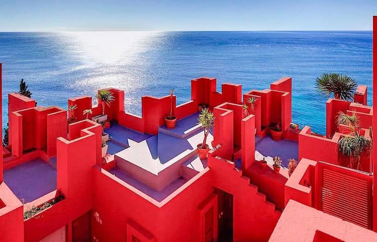 La Muralla Roja, Espagne