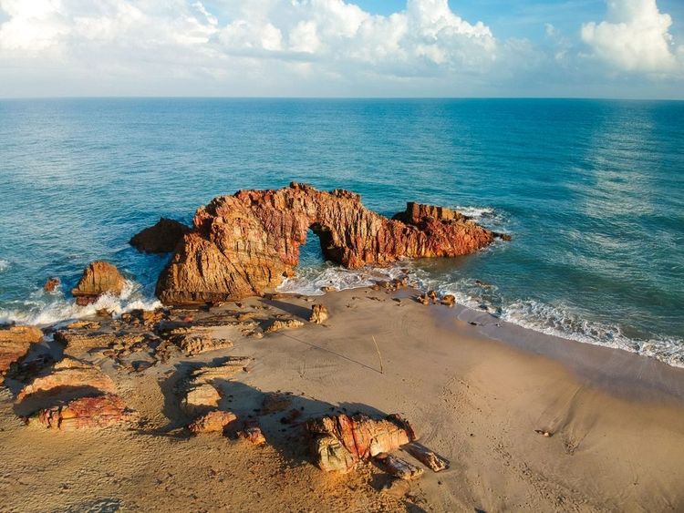 La Pedra Furada de la plage de Jericoacoara, Brésil