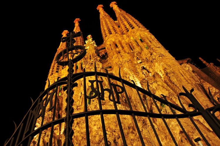 La Sagrada Familia illuminée.