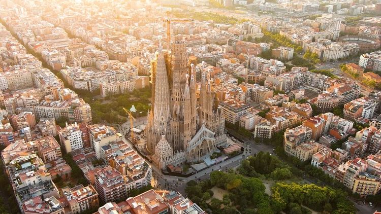 La Sagrada Familia surplombant la ville de Barcelone