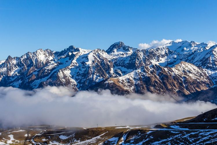 La chaîne des Pyrénées vue depuis la station de ski de Luchon dans les Hautes-Pyrénées