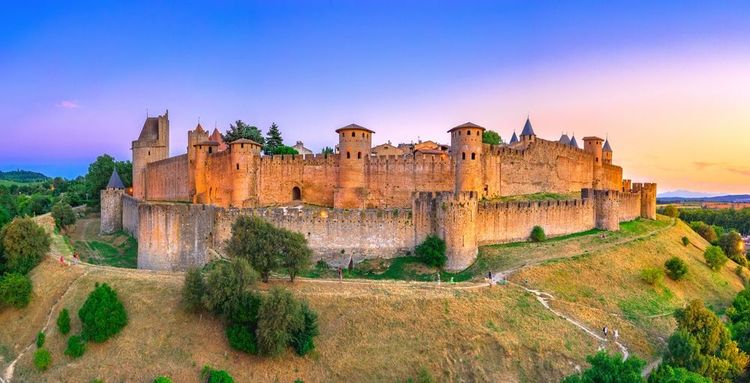 La cité médiévale de Carcassonne au coucher du soleil