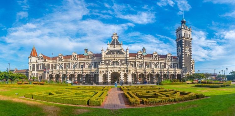 L'extérieur de la gare de Dunedin sous le beau soleil néo zélandais