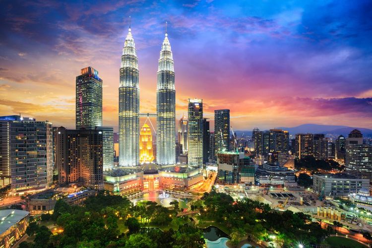 La ligne d'horizon de Kuala Lumpur à la tombée de la nuit, Malaisie