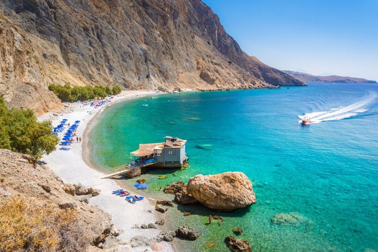 La plage d'eau douce de Glyka Nera près de Chora Sfakion, Grèce