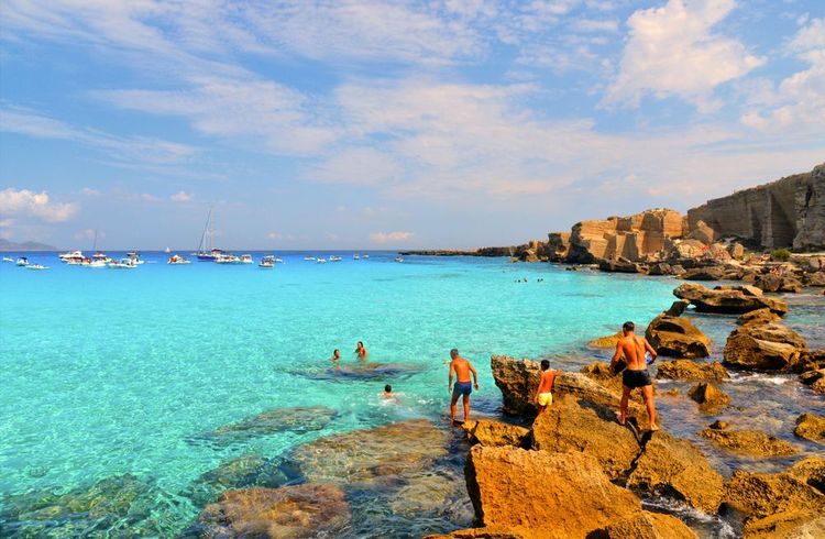 La plage de Cala Rossa à Favignana, Sicile, Italie