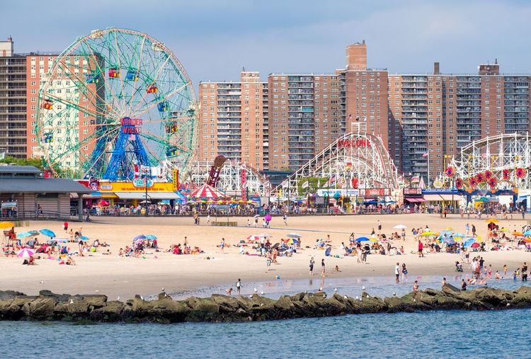 La plage de Coney Island dans le quartier de Brooklyn, New York, Etats-Unis