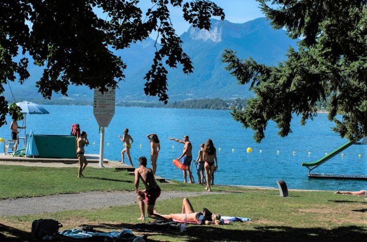 La plage de Talloires sur le lac d'Annecy