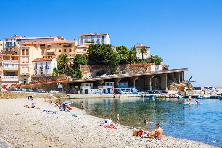 La plage du village de Cerbère sur la côte catalane, Occitanie