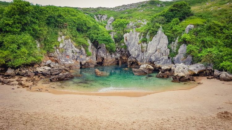La plage intérieure de Gulpiyuri, Asturies, Espagne