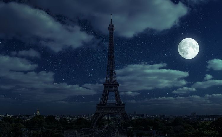 La pleine lune au-dessus de Paris.