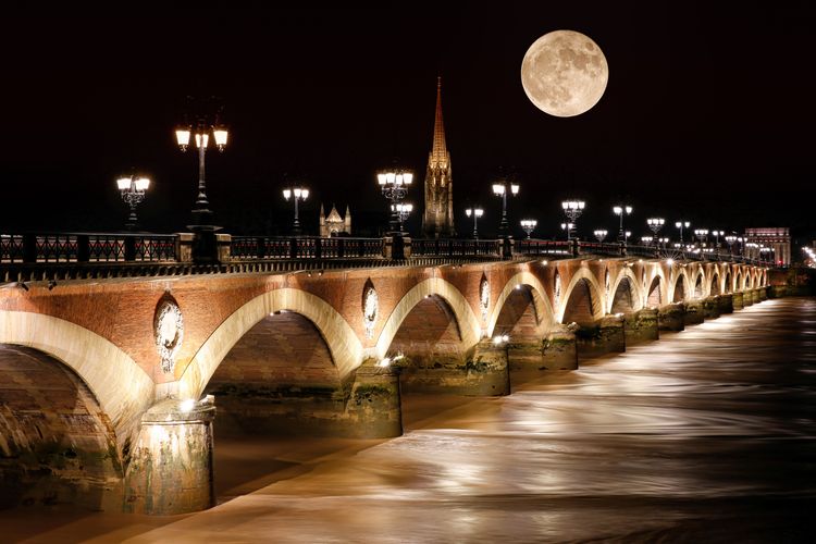 La super lune, au-dessus de Bordeaux, France.