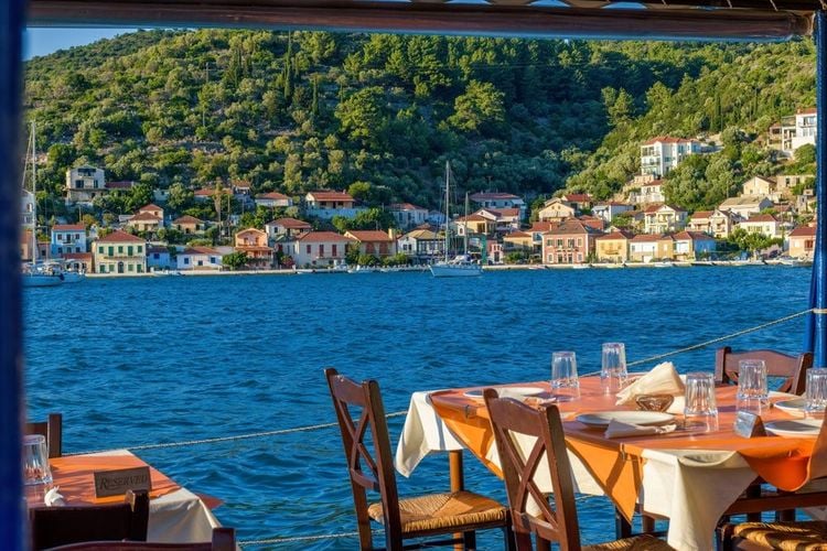 La terrasse d'une taverne à Vathi, Ithaque, Grèce