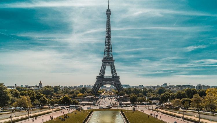 La tour Eiffel un jour de beau temps, à Paris.