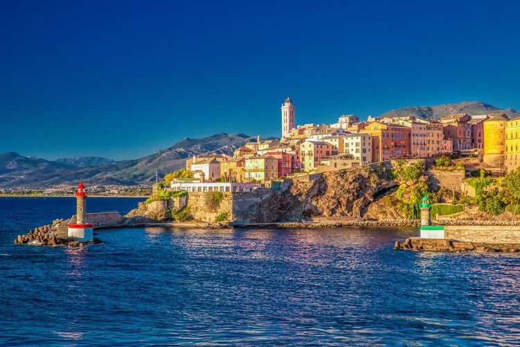 La ville de Bastia en Corse, vue depuis la mer