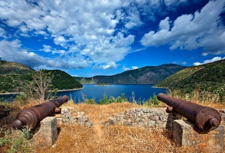 La vue sur le port de Vathi depuis les canons vénitiens, Ithaque, Grèce