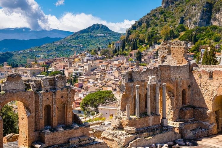 La vue sur le village de Taormina depuis les ruines de la ville.