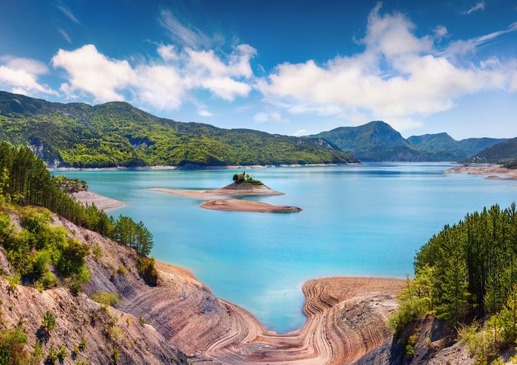 Lac de Serre Ponçon dans les Hautes-Alpes