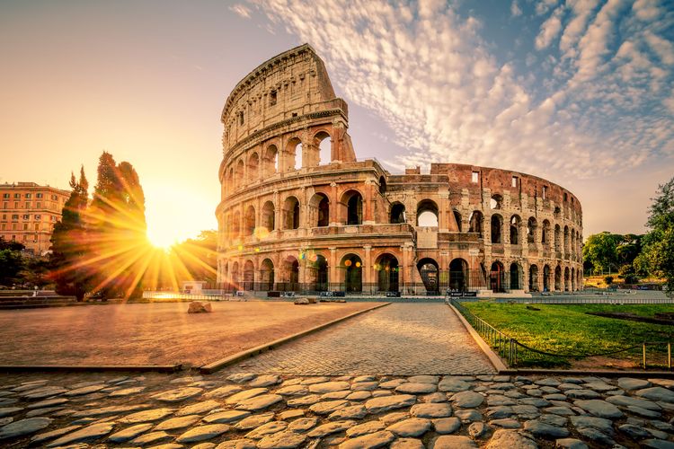 Le Colisée d Rome au lever du soleil.