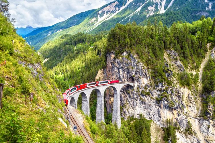Le Glacier Express sur le viaduc au-dessus de la rivière Landwasser