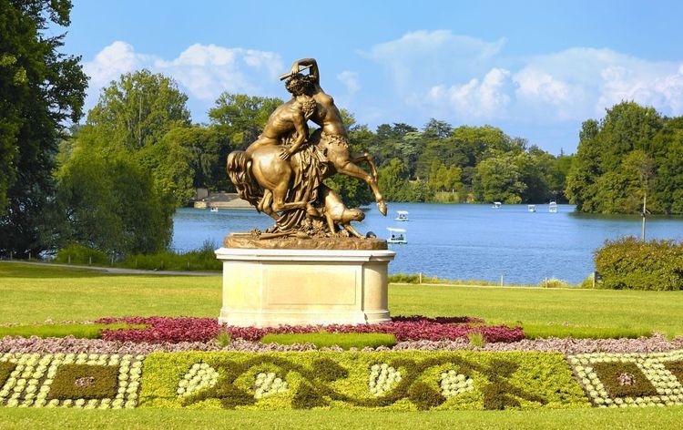 Vue sur une des statues du parc ainsi que sur le lac © ventdusud/123RF