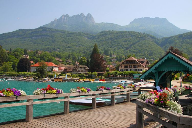 Le charmant village de Talloires sur la rive droite du lac d'Annecy