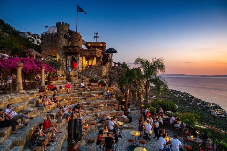 Le coucher de soleil depuis le Kastraki Cafe-bar à Kalamata, Grèce