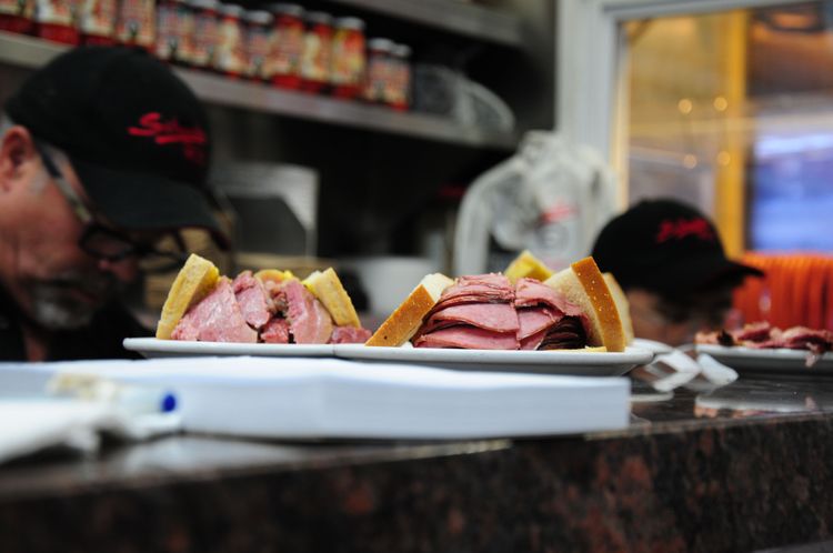 Il famoso panino in un ristorante Schwartz's
