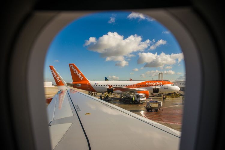 Le hublot d'un avion Easyjet sur le tarmac d'un aéroport