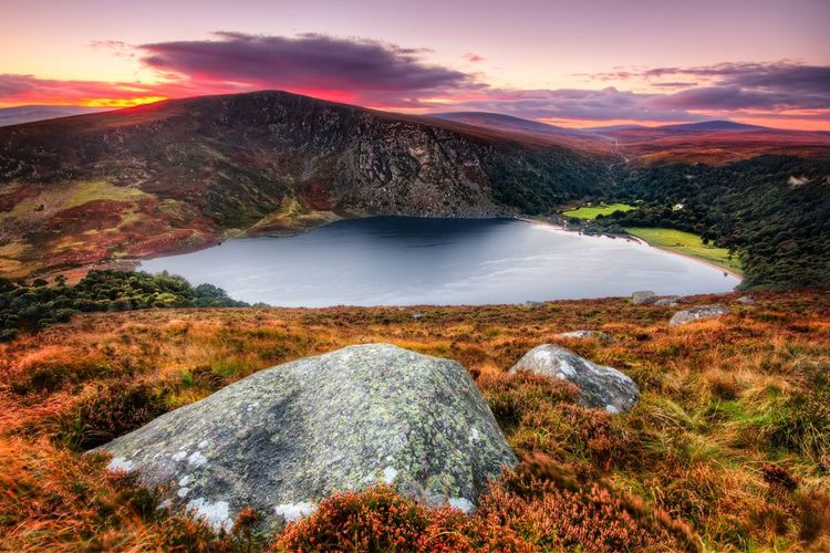 Le lac de Lough Tay dans les montagnes de Wicklow en Irlande