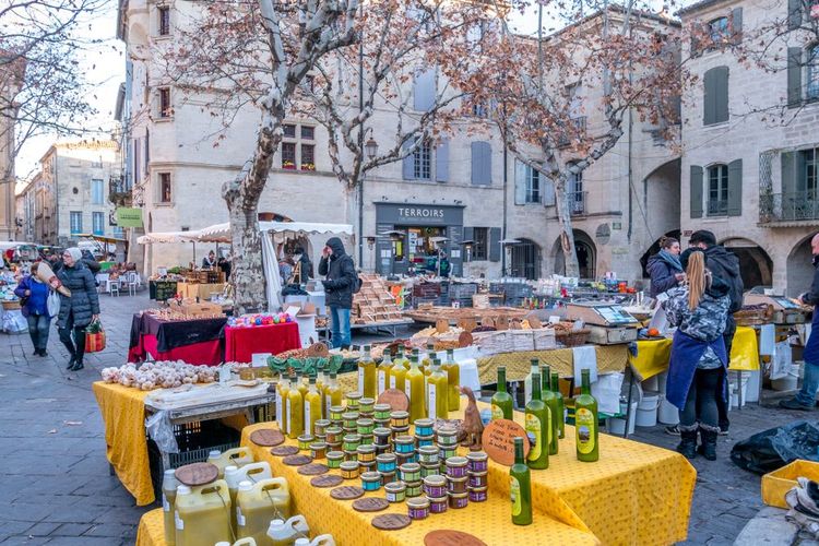 Le marché de la place aux Herbes à Uzès, dans le Gard