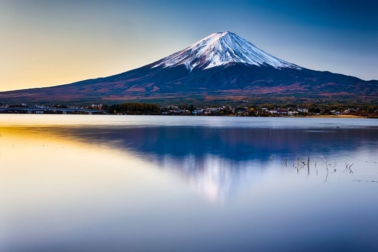 Le mont Fuji au lever du soleil